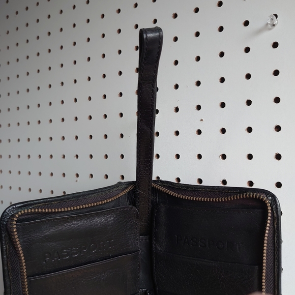 Fossil Estate Multi Passport Genuine Cowhide Leather Unisex Case MLG0084001 - Picture 11 of 15